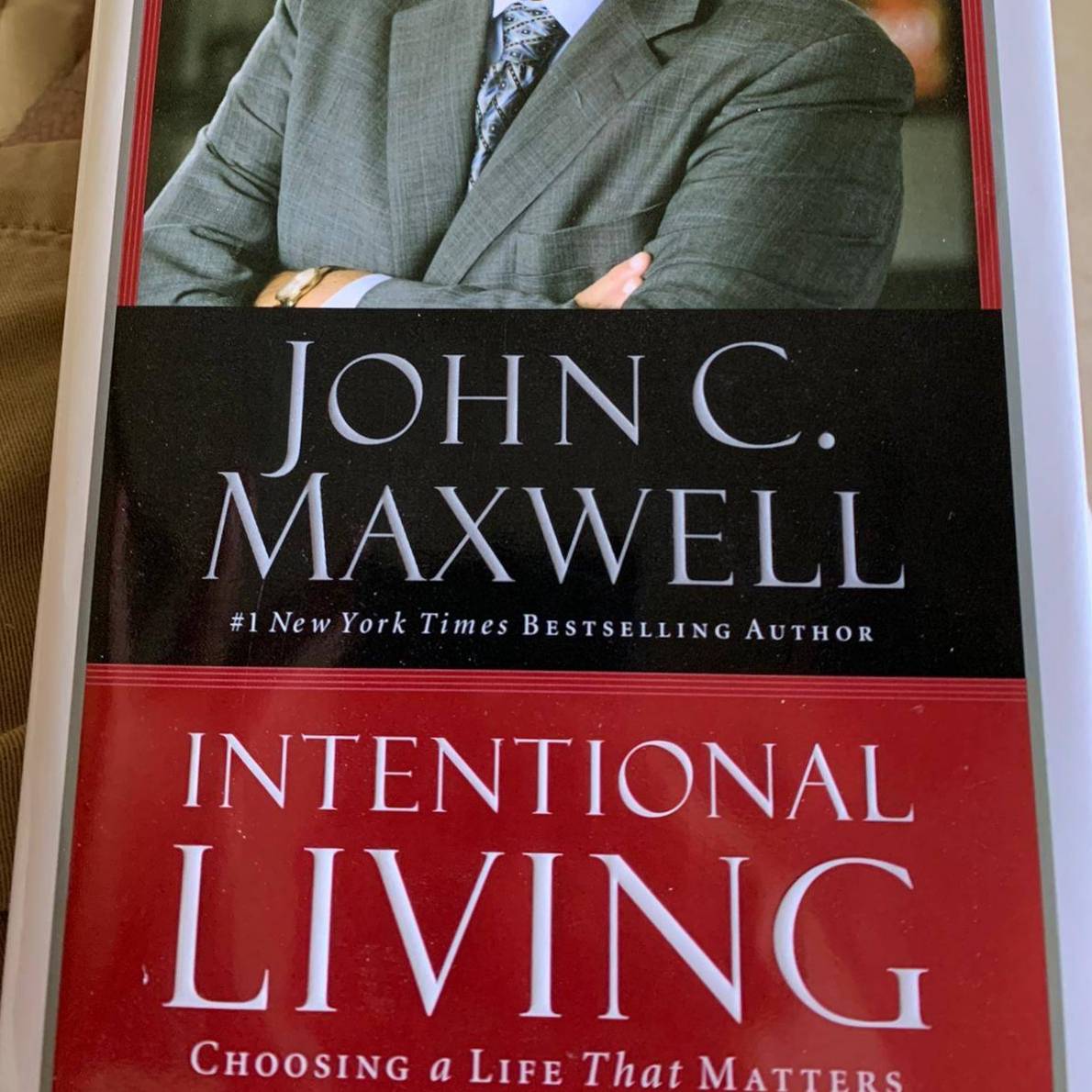 Sidvdart's tweet photo. Book of the week!! 🔥🔥

Intentions are powerful! Find out how stark the difference can be between just living and living intentionally. 

#sidd #siddahmed #siddahmedinc #books #livingintentionally #johncmaxwell #booksforstudents #bookstoread #booksforinspiration #bookoftheweek https://t.co/x33mwwhguy