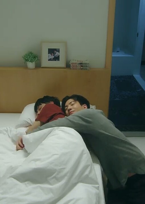 onlyATPATP's tweet photo. เอ็นดูในความรักเมียของพี่ค่าย เมียให้เท่าไหนก็เอาเท่านั้น ได้กอดแค่นี้ก็ยังดี ค่ายมีความสุขแล้ว เค้ารักของเค้ามากนะนั่น 

#ออฟกัน
#ทฤษฎีจีบเธอSpecial https://t.co/H5Lvl7y8TU