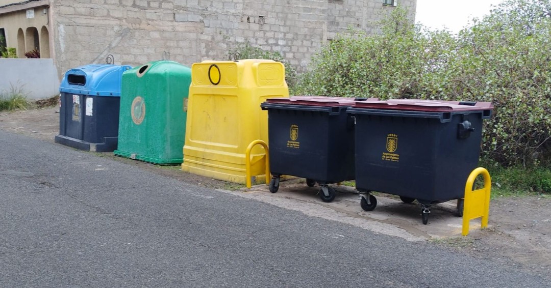 LimpiezaLPGC's tweet photo. Trabajos de mantenimiento de retranqueo de contenedores de #RRSU, consistentes en la reparación y limpieza de la ubicación y de las horquillas/bordillos de contención. #LV colabora en la retirada de trastos y escombros.
#Almatriche (Lomo del Diviso)
#DragonalAlto (El Cañón) https://t.co/6ADgICA8iN