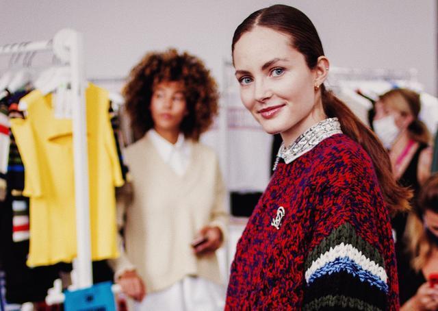 Madamefigaro's tweet photo. La maison #SoniaRykiel se relance avec d'anciennes collections #Mode >> https://t.co/59vBsRuwjA https://t.co/pA66ysCjHQ