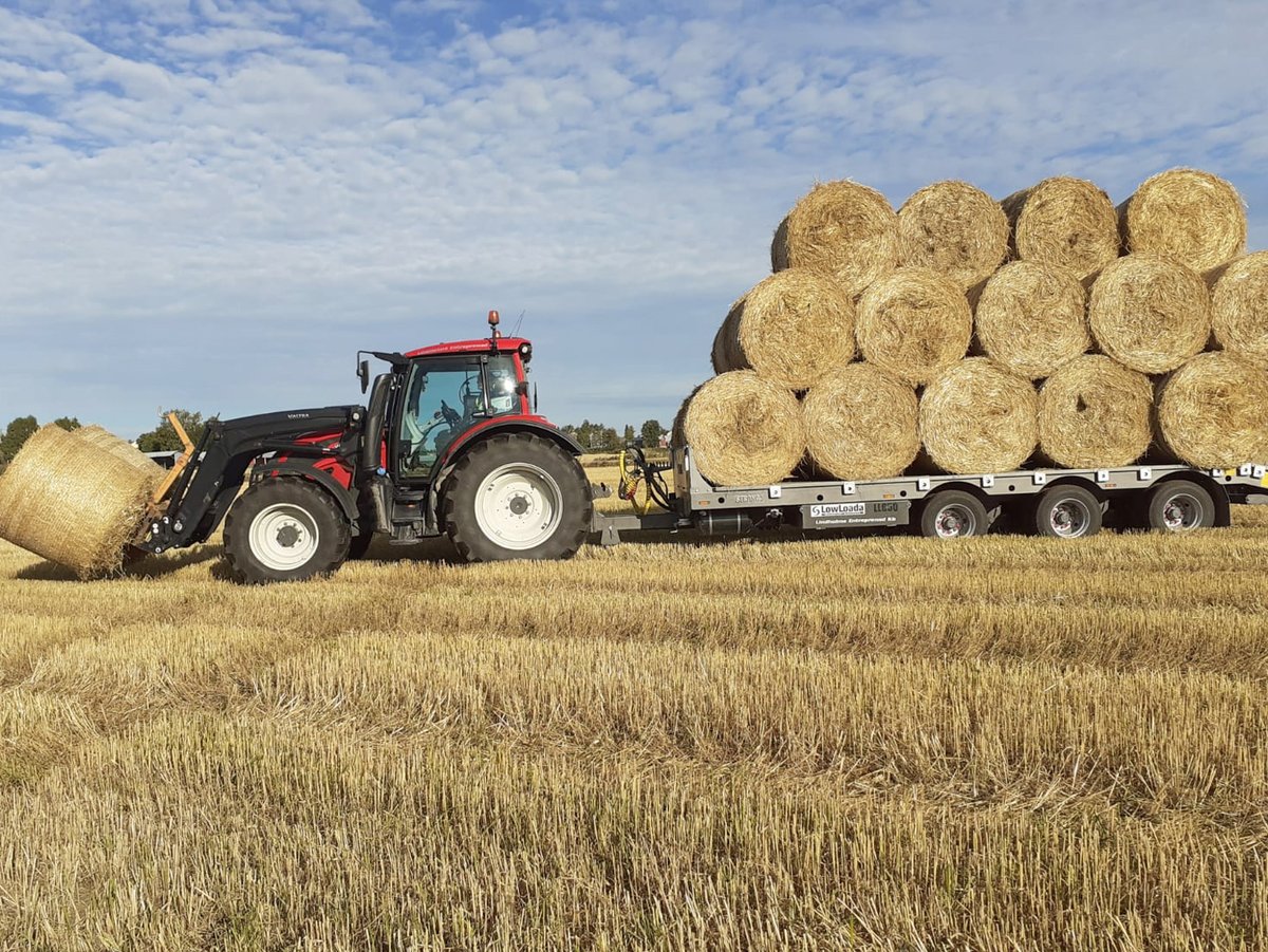 StrongaLtd's tweet photo. Lindholms Entreprenad Kb getting those bales in safely and securely using their Stronga LowLoada.
#stronga #lowloada #lowloader #lowloaders #agriculture #farming #bales https://t.co/q4o78FmO4f