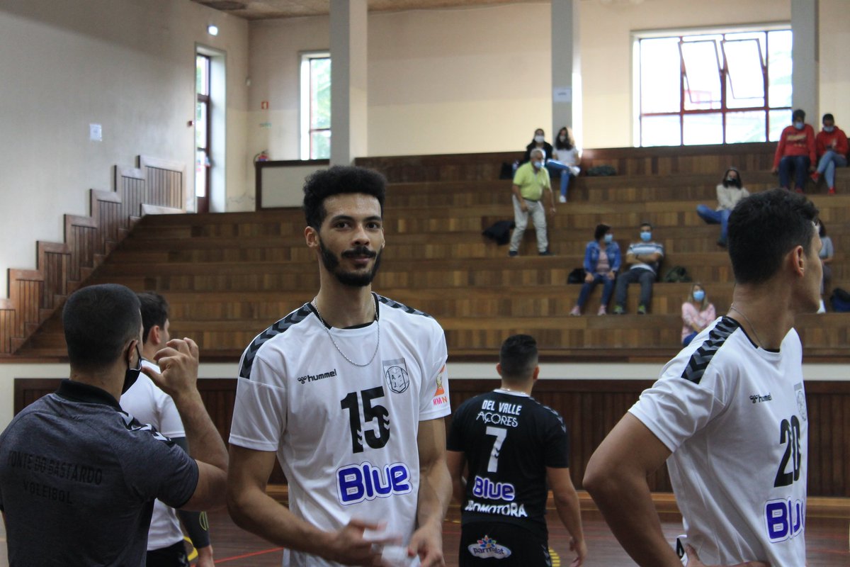 fontebastardo's tweet photo. 🇧🇷 
Domingo foi dia de estreia para Matheus Faustino 🖤
#SomosAJFB #AJFBSM #ajfb #voleibol #voleibolacores https://t.co/9oQtj8P94N