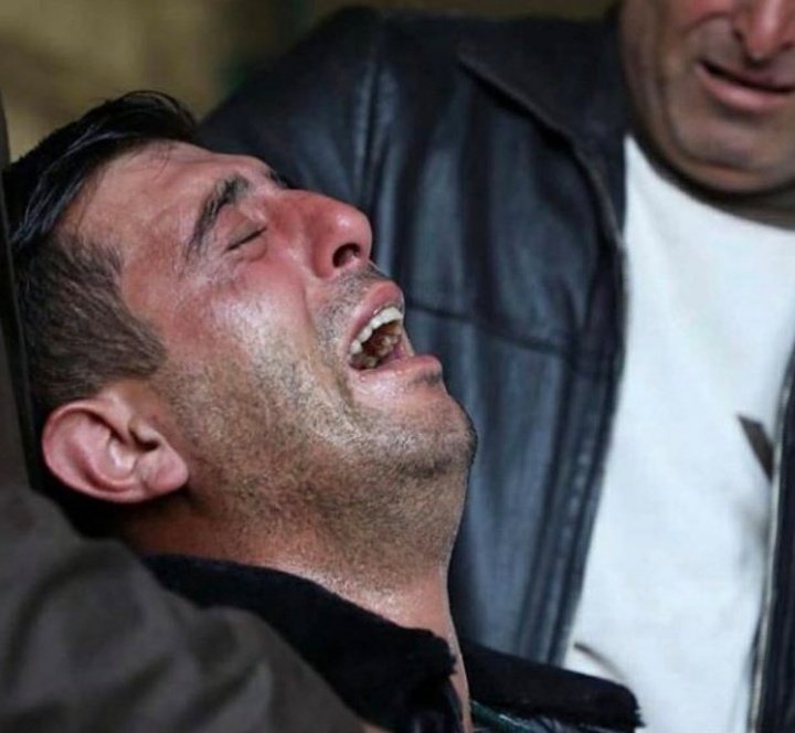 AytajRahimlii's tweet photo. Qızının daxili organlarını əli ilə həyətdən yığan ata var qarşınızda. Nə dünya birliyi? Nə ədalət? Nə hüquq? Nə humanizm? #PrayForBarda  #StopArmenianAggression  #StopArmenianTerrorism https://t.co/0IqjpGgQcG