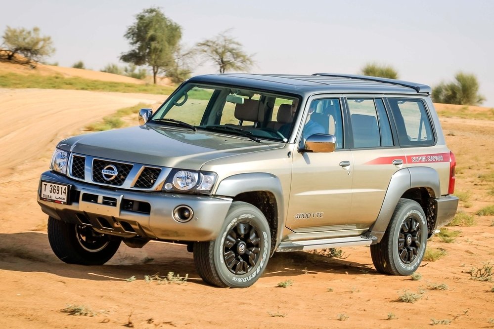 個性的な車を偏見で紹介するbot A Twitter 日産 パトロール スーパーサファリ 現行併売y61型に設定された特別仕様車 インナーブラックヘッドライト ブラックアルミ ツートンボディ 豪華な内装が与えられた 4 8l直6ガソリン 3ドアと純正ウインチ設定もある 価格