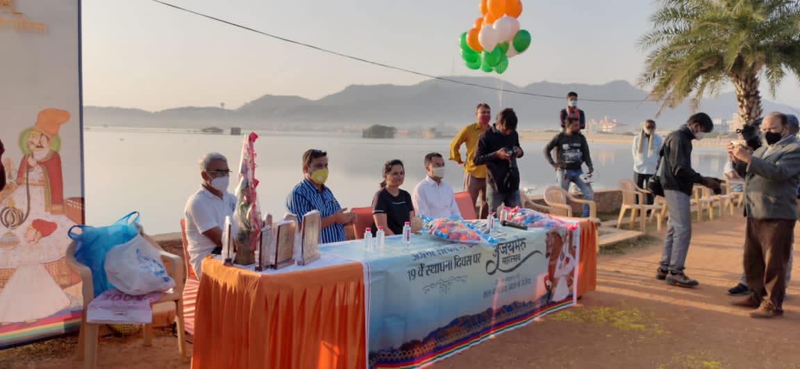 संभागीय आयुक्त <a href="/drarushimalik/">Dr.Arushi Malik IAS</a> ने पत्रिका अजमेर महोत्सव के सामाजिक कार्यक्रम मैरथॉन में भाग लिया. कोरोना  जन आन्दोलन के तहत सभी प्रतिभागियों को प्रेरित किया एवं विजेताओं को पुरस्कृत भी किया