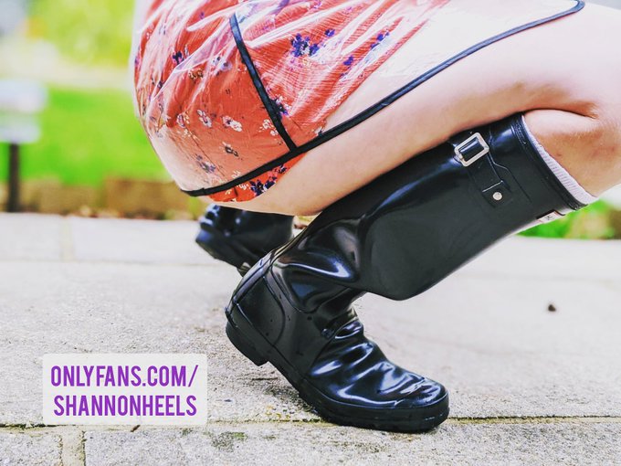 Like my shiny hunter wellies? See a lot more on my Onlyfans... 👢☔💦
#boots #shinyboots #patentboots #bootsfetish