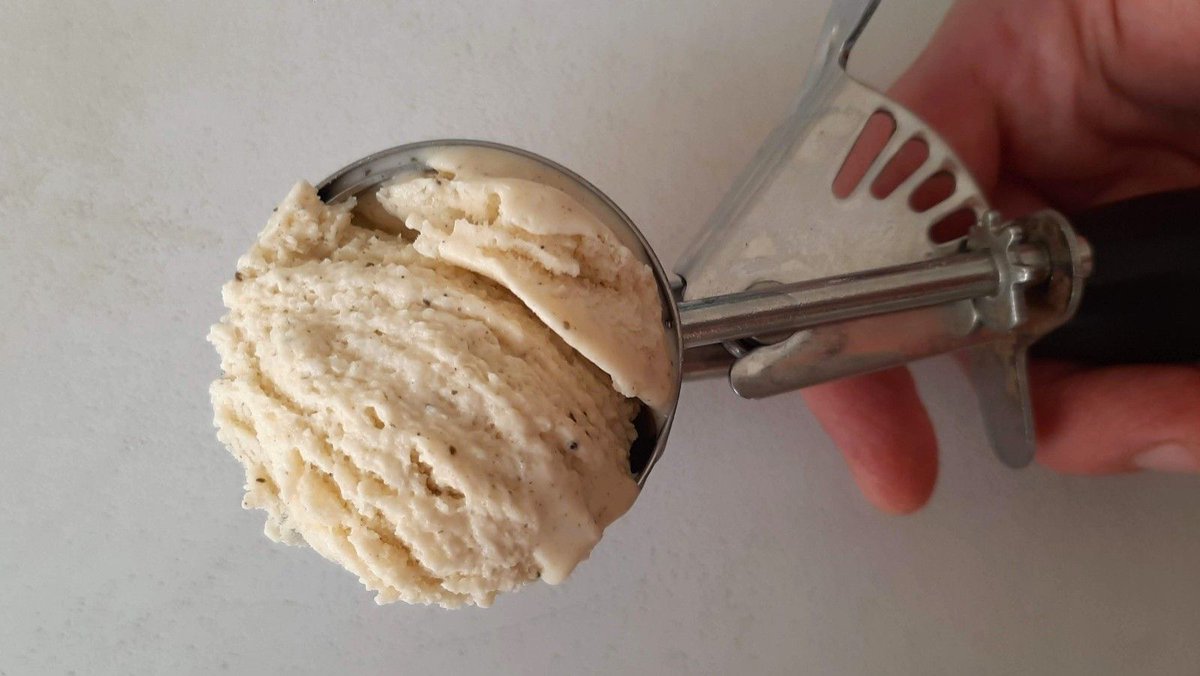 ESIsrael21c's tweet photo. Los #helados de #Israel se vuelven más sofisticados. Jessica Halfin cuenta cuáles son sus heladerías favoritas y comparte la receta del exótico sabor que combina el #labane y el zaatar. https://t.co/eH9lpYdGS5 https://t.co/6MPnaVe3c4
