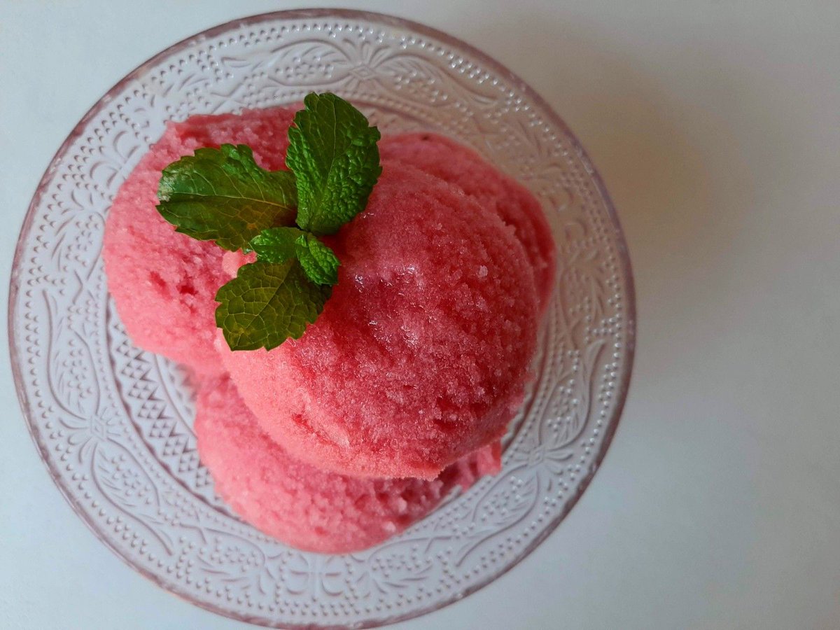 ESIsrael21c's tweet photo. Los #helados de #Israel se vuelven más sofisticados. Jessica Halfin cuenta cuáles son sus heladerías favoritas y comparte la receta del exótico sabor que combina el #labane y el zaatar. https://t.co/eH9lpYdGS5 https://t.co/6MPnaVe3c4
