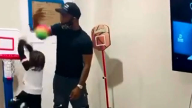 AcucarFm's tweet photo. Como si de un padre de la tribu Yoruba se tratase, este hombre intenta guiar a su hijo por los duros caminos del tapón (chapa, en román paladino) de nuestro querido y admirado baloncesto, y toda la jugada acaba con una flagrante personal en sus  #Baloncest https://t.co/uGzSKbjNEq https://t.co/oYhUDraQ5U