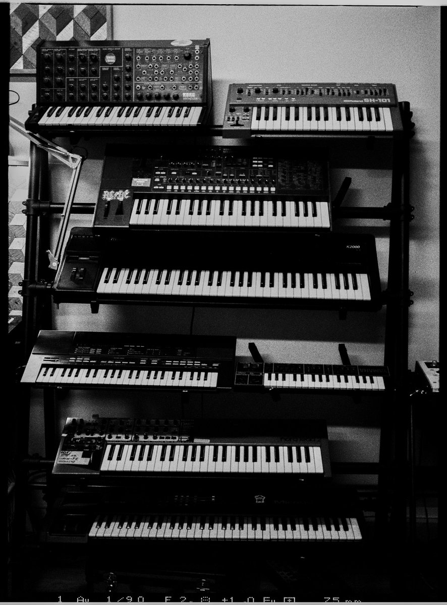 🖤✨ Trabajando en proyectos que pronto verán la luz ✨🖤
💜🎹🎧🎹💜
📷 @adrianrodd
#SonandoVoy #MusicStudio #DiseñamosMusica #IdentidadSonora #Música #EstudioMusical #Recording #StudioRecording #Producer #MusicProducer #StudioVibes #SoundProduction https://t.co/uShED60cyJ