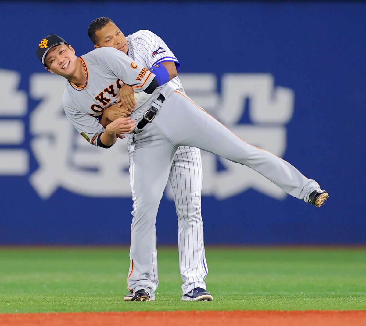 ベイスターズ情報 サンスポ 元チームメートの巨人 坂本選手に抱きつく ロペス 選手 Baystars サンスポ 撮影 福島範和