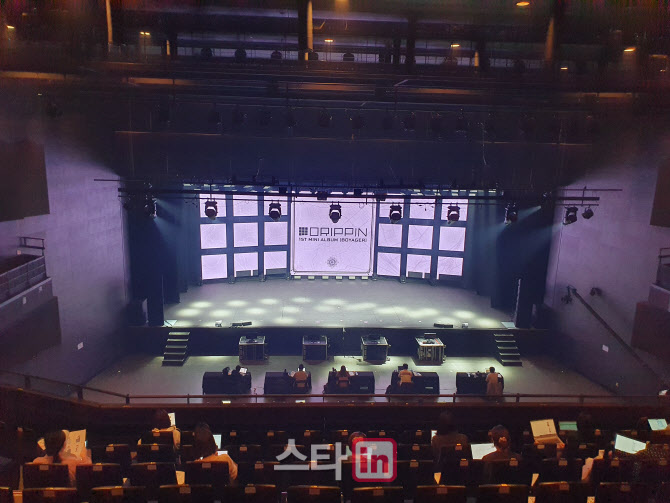 DRIPPIN_GLOBAL's tweet photo. [PHOTO] 201028 — DRIPPIN "BOYAGER" SHOWCASE.

Ticket, lightstick and venue.

#DRIPPIN #드리핀 @drippin #DRIPPIN_DEBUT https://t.co/8QWdlJNXZw
