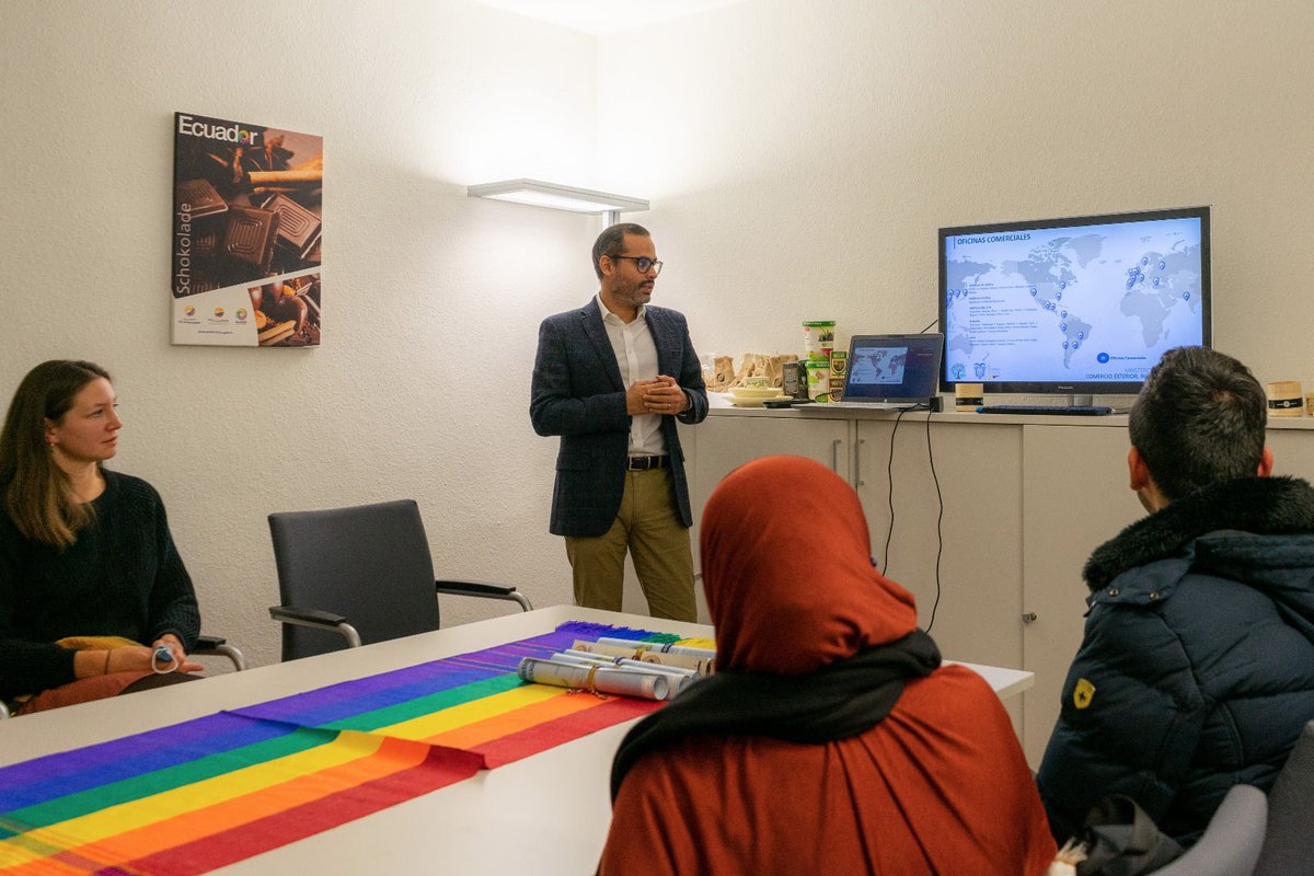 El viernes pasado recibimos la visita de varios jóvenes de la Federación de Organizaciones Juveniles Internacionales en Hamburgo, AGIJ e.V. Quienes conocieron sobre Ecuador, la labor del Consulado, de la Oficina Comercial y la importancia de las relaciones internacionales.