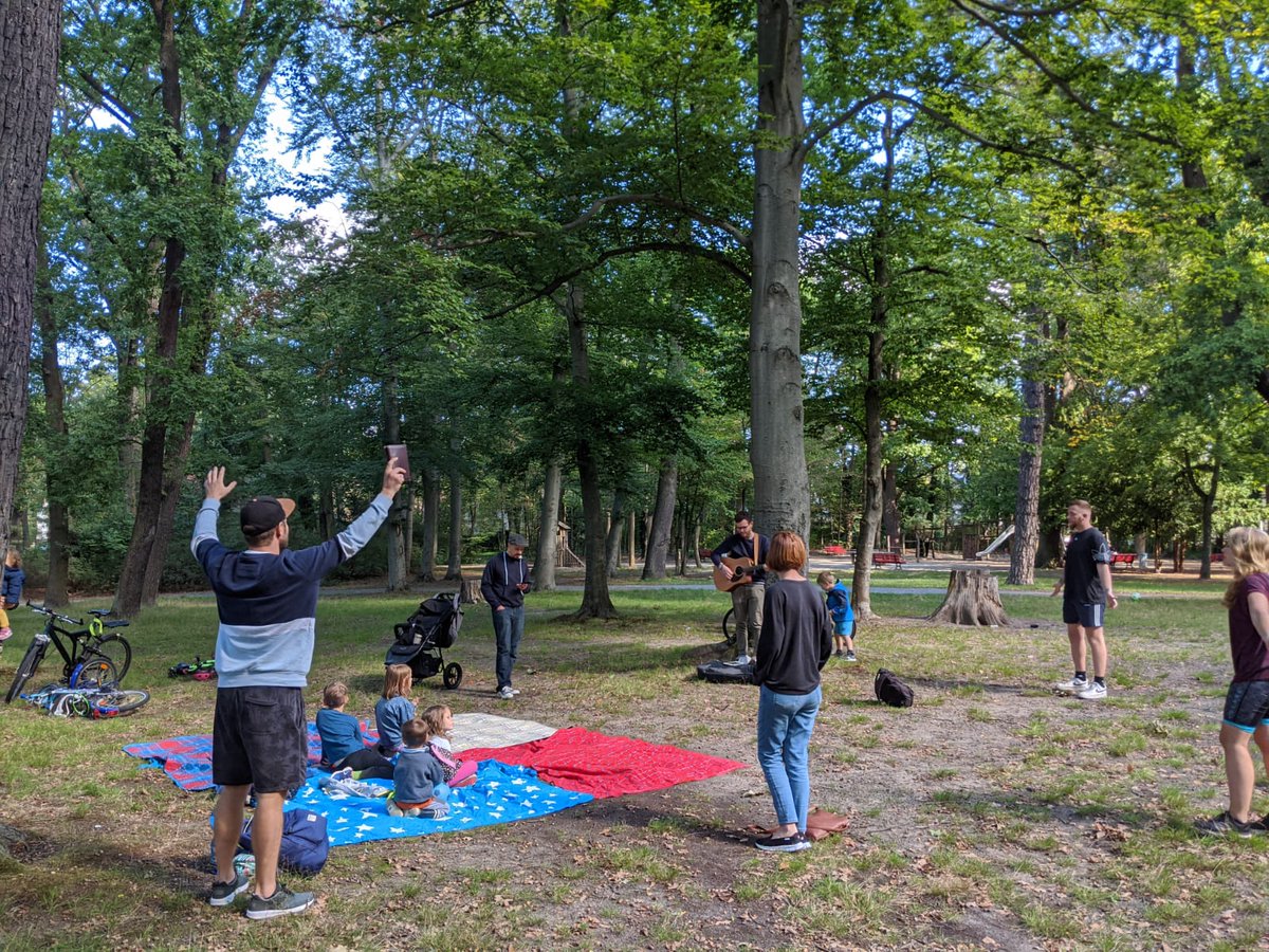 WelcomeChurchDE's tweet photo. Nachdem wir unsere Meetings eine Weile über zoom hatten, haben wir uns in den Sommermonaten in verschiedene Parks in Berlin getroffen. Es tat so gut, endlich wieder zusammen zu sein, die Gemeinschaft zu genießen, gemeinsam zu singen, über die Bibel zu sprechen und zu essen. 🥪☀️ https://t.co/Zb8Xo669nu
