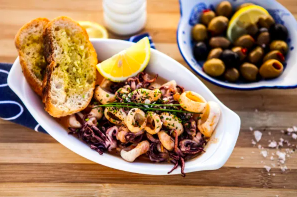 This is the most delicious way weβve ever had calamari. Serve this Paprika and Cream Calamari dish with rice or (our favourite) on garlic bread. π€©π²
Check out the recipe here --> https://t.co/pVtbU2ArK3
#HirschsHomestore #TrustedSince1979 #Calamari #Recipe https://t.co/CBWfM0YFEP