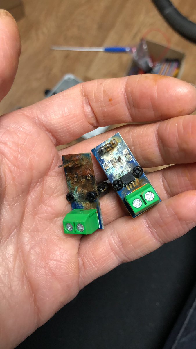 audevuilli's tweet image. 🥴🤨 Oupsi!! A weekend of small water drops on current sensors: electric and water are definitely not best friends! Learning how to be a better #IoTEngineer Be sure to have waterproof enclosures 👩‍🔧☔️

#DYO #MakerProject #STEMeducation #WomenInEngineering