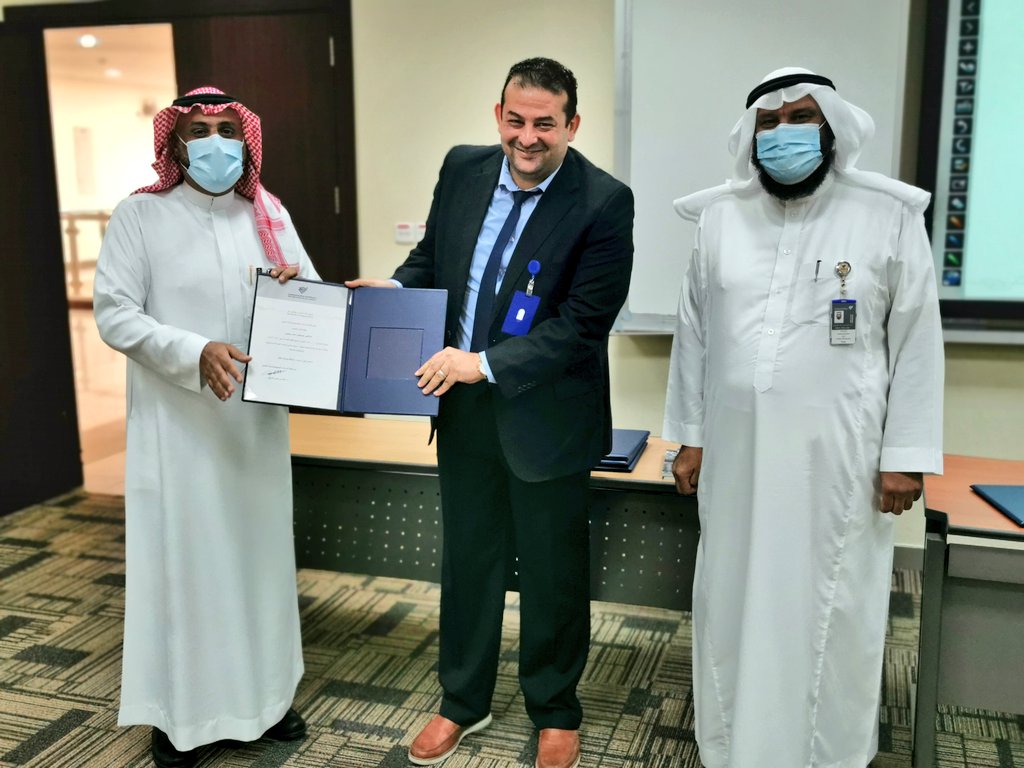 IAU_CASCS's tweet photo. 🎙️تحت عنوان
"نحو تقرير مختلف وتأثير مختلف" 
قام سعادة عميد الكلية بتكريم فريق عمل التقرير السنوي للكلية للعام الدراسي ١٤٤٠ /١٤٤١هـ وقدم سعادته الشكر والتقدير للفريق على إنجاز تقرير تفخر به كليتنا وجامعتنا ويحفزنا جميعاً على إطلاق قدراتنا وإبداعاتنا وتقديم أفضل مالدينا https://t.co/DwEBBLa7q4