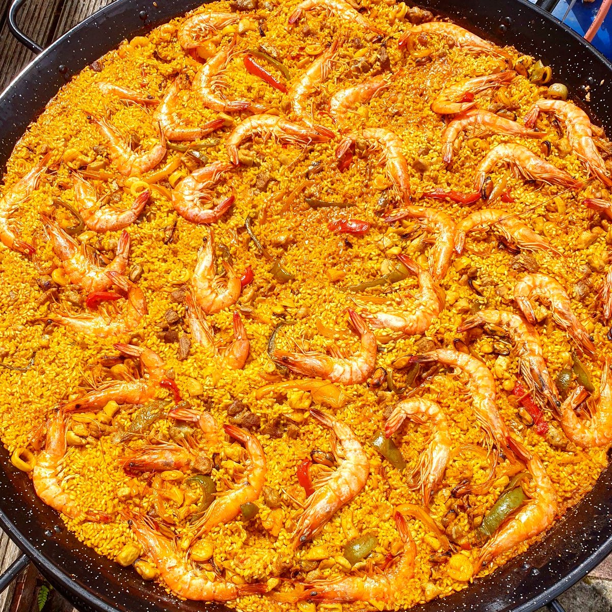 Do you like Paella? What is your favourite ingredient?
It's  so difficult to decide but we love mix between meat and seafood. What about you?
#paella #seafoodrice #gastrospain #spanishgastronomy