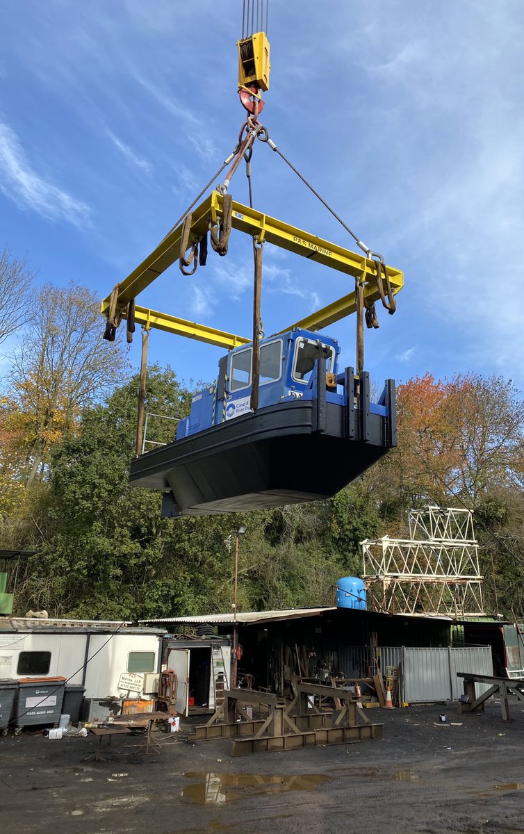 pandsmarine's tweet photo. Lift in progress for ⁦@CanalRiverTrust⁩ https://t.co/ls5yaClNXt