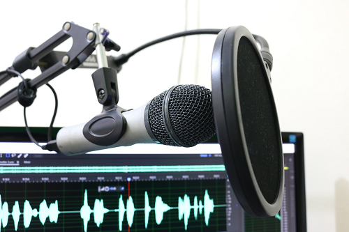 Lisa_Wyler's tweet photo. 🎙️Avis aux amateurs membres de l'@APACOMaquitaine nous organisons un 18/20 en ligne spécial #podcast avec @Theo_Rbc détails et inscriptions ici https://t.co/D0Z8oyRqZZ #APACOM cc @hellolacom @Lemondeselonmoi @nchabrier @CTer_co @agenceinitiale https://t.co/VLmyywRBJb