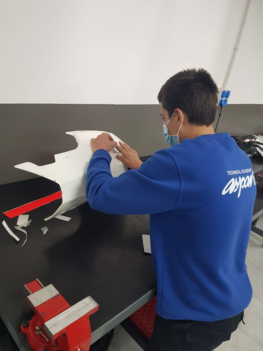 Tras limpiar meticulosamente las motos, los alumnos comienzan a decorarlas instalando los vinilos de logotipos de sponsor, equipo y grafismos decorativos, en el mundo de la competición la imagen es de suma importancia y las motos han de tener una imagen impecable 😎😎