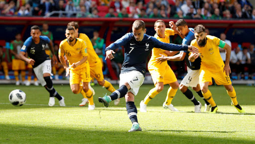 Gros soulagement pour les Bleus qui s'imposent 2-1 grâce à un but de Griezmann sur penalty et à un CSC de Jedinak validé après utilisation de la goal line technology. Les Tricolores ont beaucoup souffert, mais commencent malgré tout la compétition avec trois points importants.