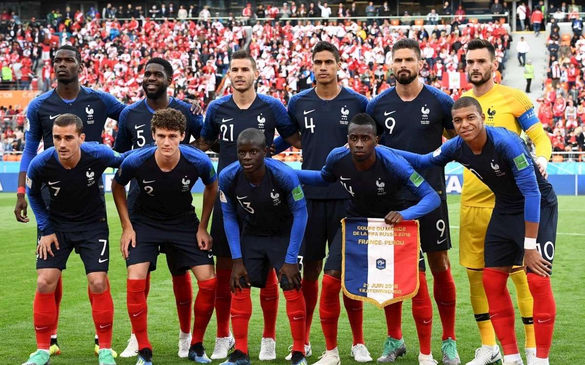 Pour la centième sélection d'Hugo Lloris, les Bleus affrontent le Pérou le 21 juin à Iekaterinbourg pour une éventuelle qualification en 1/8èmes de finale.Giroud et Matuidi retrouvent une place de titulaire dans l'équipe, alors que Tolisso et Dembélé sont relégués sur le banc.