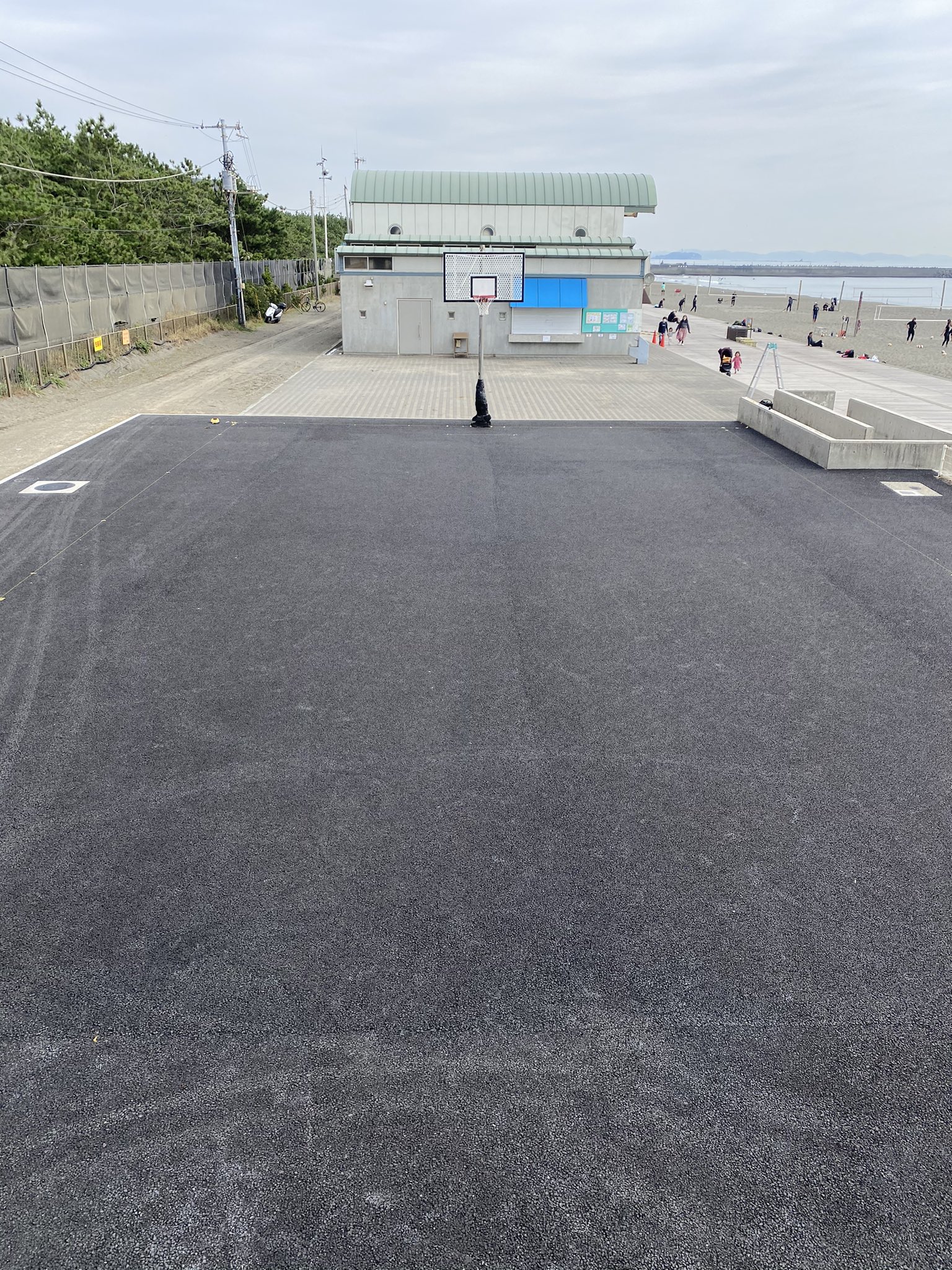 O Xrhsths 湘南ひらつかビーチセンター Sto Twitter ただいま バスケコート ライン引いてます もう少しで完成するので 完成までお待ち下さい なお 使用はできますのでご利用下さい 湘南ベルマーレひらつかビーチパーク Hiratsukagood Beach Bar Succa
