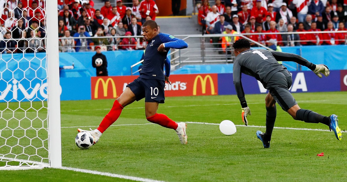 Sans convaincre une nouvelle fois, la France s'impose 1-0 devant le Pérou et se qualifie pour les 1/8èmes de finale grâce à un but de Mbappé à la 34ème minute.Le jeune attaquant de 19 ans devient alors le plus jeune joueur français à marquer un but lors d'un tournoi majeur.