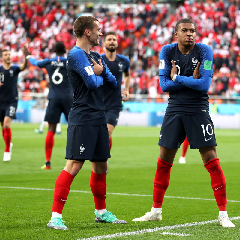 Sans convaincre une nouvelle fois, la France s'impose 1-0 devant le Pérou et se qualifie pour les 1/8èmes de finale grâce à un but de Mbappé à la 34ème minute.Le jeune attaquant de 19 ans devient alors le plus jeune joueur français à marquer un but lors d'un tournoi majeur.