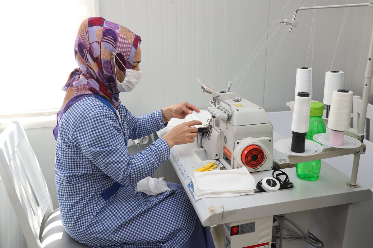 UNHCR’nin desteğiyle Zeytinburnu Belediyesi’nin Türk ve mülteci kadınların katılımıyla yürüttüğü Kar Serçesi Atölye Çalışmaları kapsamında maske üretimi sürüyor. Maskeler, belediye birimlerine, ilkokullara ve ihtiyaç sahiplerine dağıtılmaya devam edecek.