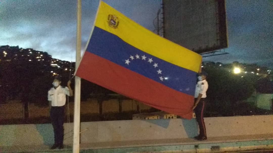 PolisucreOficia's tweet photo. #28deOctubre | Iniciamos cada día una nueva jornada izando nuestro pabellón nacional como muestra de nuestro juramento de Servir a nuestros ciudadanos y Proteger nuestro territorio con Honor, Lealtad y Firmeza.
#PoliSucreContigo
#VenezuelaInespugnable https://t.co/ropGcs5gqJ