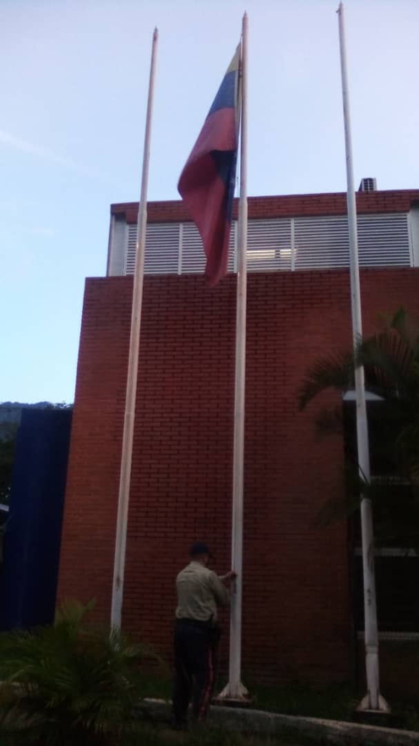 PolisucreOficia's tweet photo. #28deOctubre | Iniciamos cada día una nueva jornada izando nuestro pabellón nacional como muestra de nuestro juramento de Servir a nuestros ciudadanos y Proteger nuestro territorio con Honor, Lealtad y Firmeza.
#PoliSucreContigo
#VenezuelaInespugnable https://t.co/ropGcs5gqJ