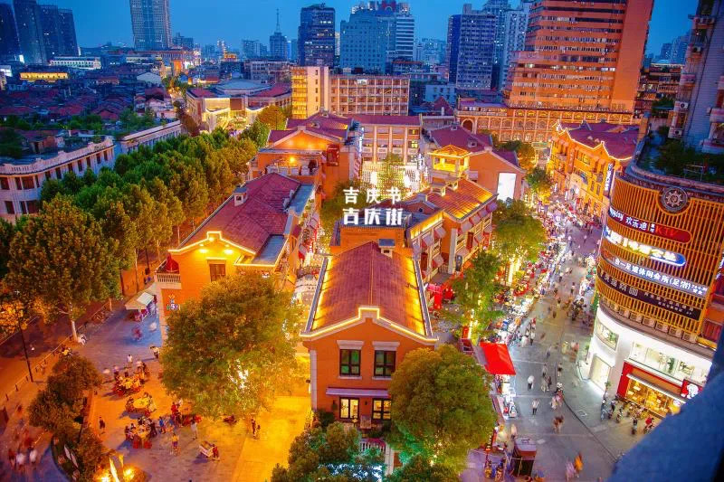 visit_wuhan's tweet photo. Jiqing Street might be the best spot to experience Wuhan’s night life. Take a stroll along Jiqing Street to enjoy the unique charm of Wuhan. There is nothing more pleasant than eating snacks at a food stall on the street.
#VisitWuhan #WHtoNight https://t.co/u2uehO6Lsg