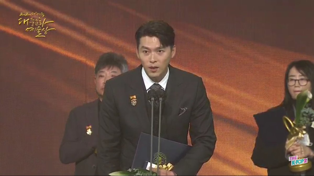 cowbinjin's tweet photo. HYUN BIN DESERVES NOTHING BUT PURE HAPPINESS AND CRAZY MOMENTS LIKE THIS HE DESERVES THIS AWARD AND IM SO PROUD OF HIM ╥﹏╥ https://t.co/gzLDhEgxdQ