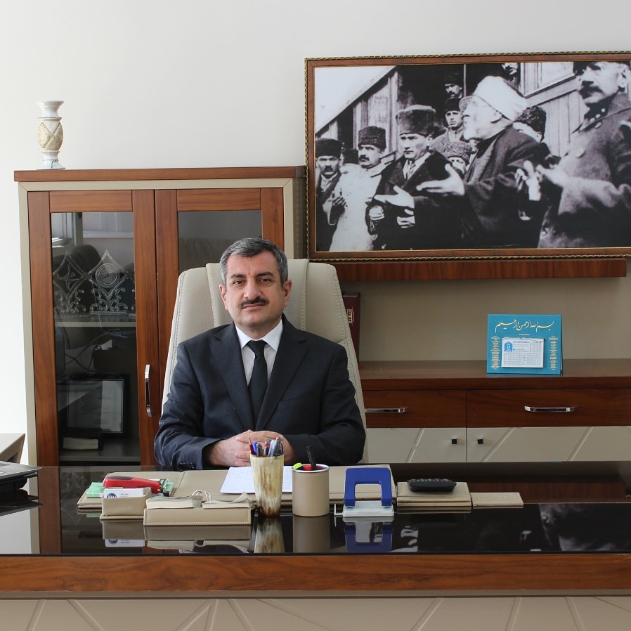 van_ipekyolutdv's tweet photo. Muhterem kardeşlerim. Mevlid-i nebi haftanızı tebrik eder, hayırların fethi şerlerin def'ine vesile olmasını yüce Rabbimizden niyaz ediyorum. Şehmus BAYLER/ İpekyolu ilçe Müftüsü https://t.co/vFKBQVRTXK