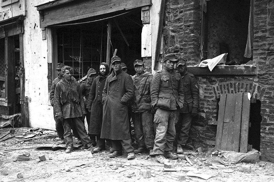 Great end illustration of the evolution ‘look’ of the German Landser from ‘39 to ‘44/45.A mix of tunics, greatcoats, camouflage smocks & reversible winter suits. All wear the Einheitsfeldmütze in a manner that suggests experience or a desire to look like an ‘alte Hase’.35)