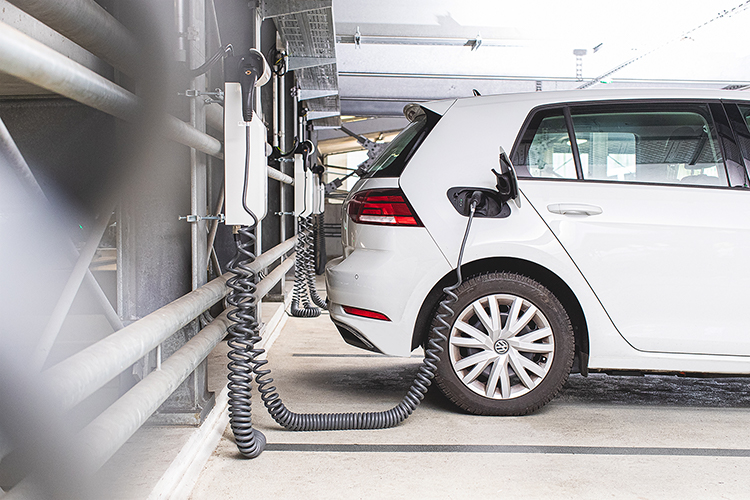 CH_EnBW's tweet photo. Seit einiger Zeit haben wir unsere #Ladelösung intensiv unter die Lupe genommen, mit Nutzern gesprochen und #Feedback gesammelt 😉 Ihr wollt mehr darüber wissen? Schaut doch bei unserem #Ratgeber vorbei: https://t.co/n5hskuLm66 https://t.co/fhjdrFHsbw