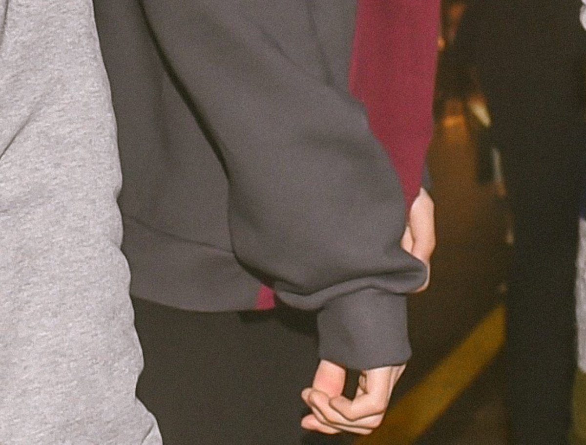 archiveforJK's tweet photo. sweater paws 🐾 https://t.co/L5z9tEgRrv
