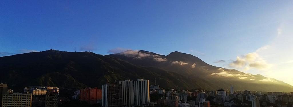 jenniferlanz's tweet photo. Amo esta vista con locura.
Increíble que siempre sea distinta, es como tener un cuadro pintado y que todos los días es diferente.
#FotoJenniferLanz
#ComparteLoBonito
#28Oct2020 https://t.co/IIbnVGxjO4