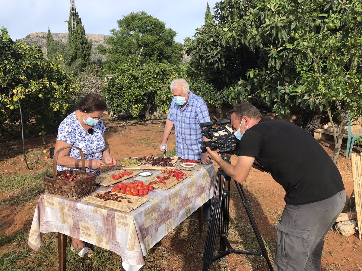 CarolinaFemenia's tweet photo. Anar a Jesús Pobre sempre és un plaer.Coneixer a Isa ,Pep i familia és un privilegi.Hui a @terravivaapunt un reportatge que de segur vos fa goig vore 🌏🍇 🌶 🍅 🍂 Gràcies per tot ! @pepxabiagen #camp #agricultura @apunt_media #estemontu 🎥 Carlos H.Bustamante 🎤 @CarolinaFemenia https://t.co/ShxZGhAYTB