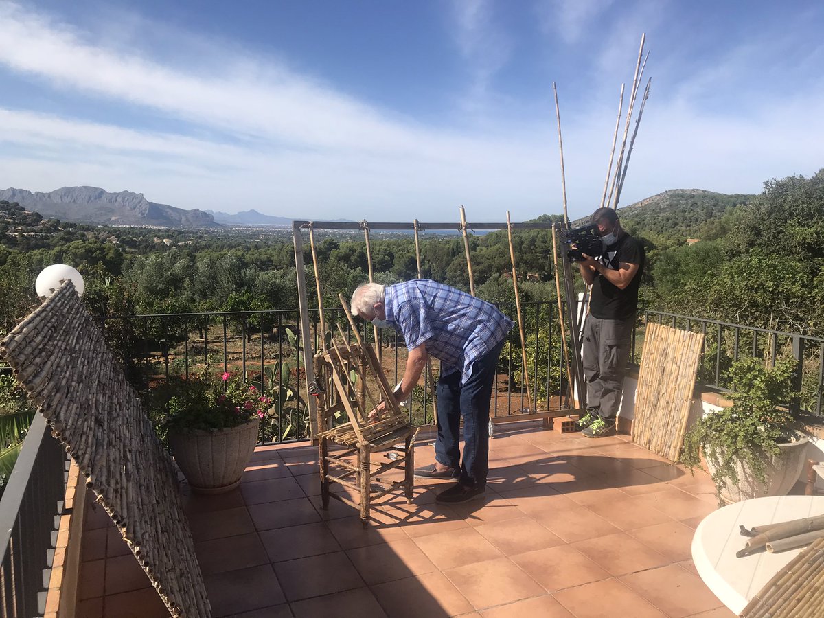 CarolinaFemenia's tweet photo. Anar a Jesús Pobre sempre és un plaer.Coneixer a Isa ,Pep i familia és un privilegi.Hui a @terravivaapunt un reportatge que de segur vos fa goig vore 🌏🍇 🌶 🍅 🍂 Gràcies per tot ! @pepxabiagen #camp #agricultura @apunt_media #estemontu 🎥 Carlos H.Bustamante 🎤 @CarolinaFemenia https://t.co/ShxZGhAYTB