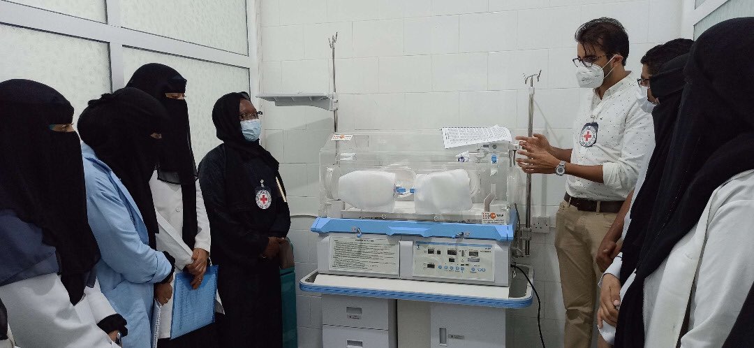 Fødsel i trygge omgivelser med helsepersonell tilstede er ingen selvfølge. Men det burde være det! 20 jordmødre i #Jemen har nå fått opplæring gjennom Røde Kors @ICRC_ye for å styrke helsetilbudet for mor og barn. https://t.co/5qNfmrlxRc