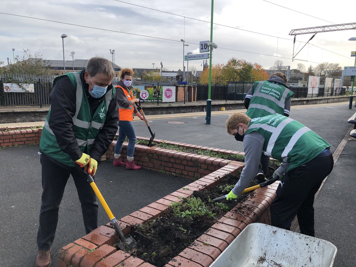 Abbeylinecrp's tweet photo. Day two of the @Abbeylinecrp @LNRailway volunteering day and we welcome  @WatfordMencap  @bee_trust project #community rail @LNRailwayNews @CommunityRail https://t.co/OfkZprZ4Ms