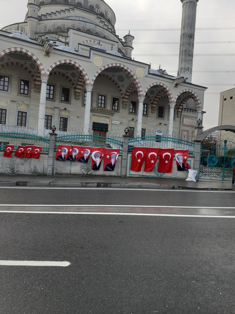Hayırlı kandiller efendim 

Bu ezanlar sunamadığı için 
Bu bayrak her zaman dalgalandığı için 
Sana minnetarım  #Atam

Halkın bir kısmı nankör olsada