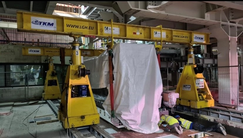 lgh_uk's tweet photo. LGH operates throughout Europe and one of our latest projects saw our equipment on hire in Italy. Our SL125 gantry system, great for lifting and moving heavy loads, was used to move an 80T machine line. We also supplied 21m of rails, round slings, shackles &amp; a hoist. https://t.co/wihx8sjnz0