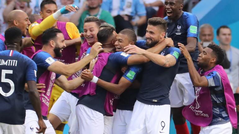 Dans un match totalement fou, l'Equipe de France, guidée par le talent de son joyau Mbappé, s'impose 4-3, laissant les rêves de Coupe du monde de Messi s'envoler.Grâce également à la demi-volée légendaire de Pavard, Griezmann et les siens rejoignent donc les 1/4 de finale.