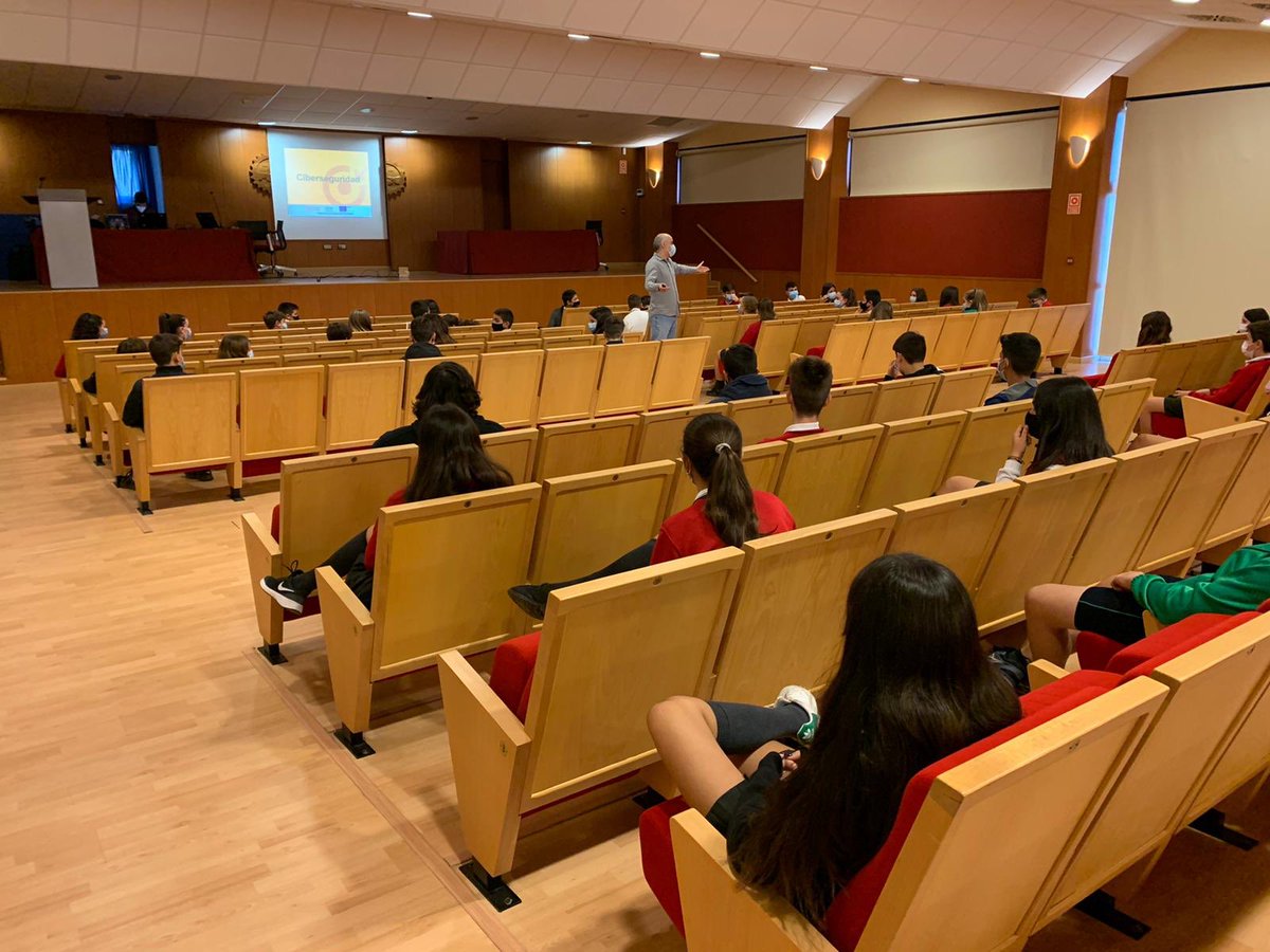 epla_godella's tweet photo. 📲🚨Nos colamos en las III Jornadas de #Ciberseguridad que en estos momentos están realizando nuestro alumnado de 2º #ESO organizadas y patrocinadas por @CSIRTCV 

👉🏻¡Recuerda! Mañana es el turno de nuestras familias. Os esperamos en Teams

#túyyovivimosenlamismacasa https://t.co/tnlH9tn3OP