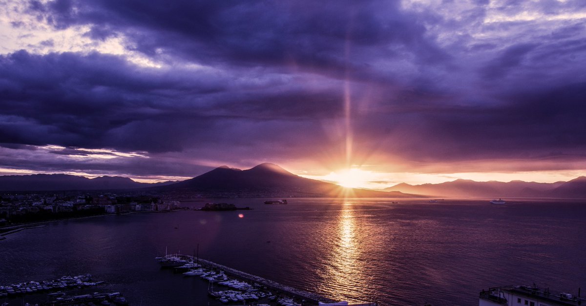 tempestina85's tweet photo. Resti come sempre un desiderio
La speranza di strapparti da quel cielo. Sento un grande vuoto che si taglia a fette come un arco senza le sue frecce.
Sento l'ansia che insegue il suo dolore.
Una vita per diventare grandi un ricordo che non muore negli anni. https://t.co/yERUi8P81D