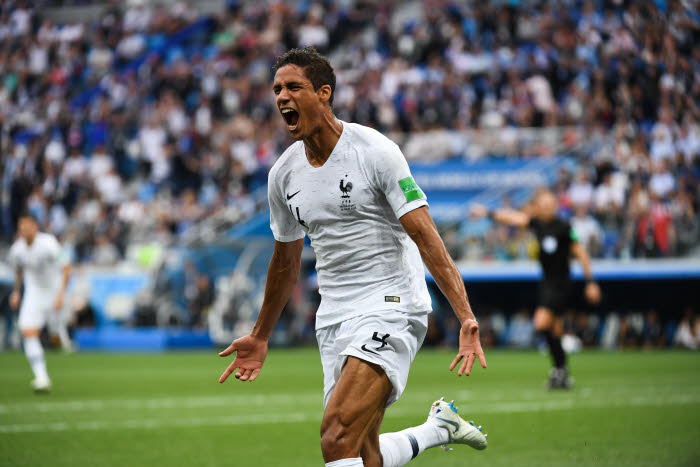 Dans un match maîtrisé de bout en bout, les hommes de Didier Deschamps se qualifient pour les 1/2 finale de la Coupe du monde, grâce à des réalisations de Varane et de Griezmann.Avec cette victoire 2-0 sur l'Uruguay, les Tricolores sont donc à deux victoires du sacre mondial.